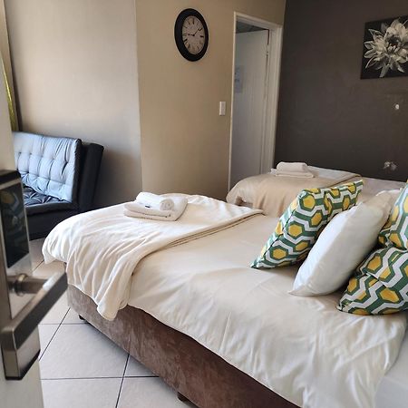 Southy Inn By The Lake Benoni Room photo